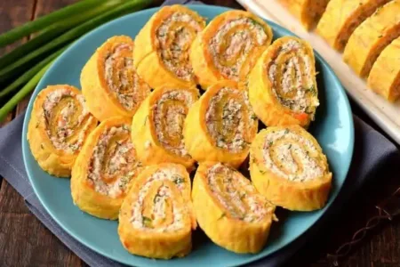 Сирний рулет з крабовими паличками та яйцем