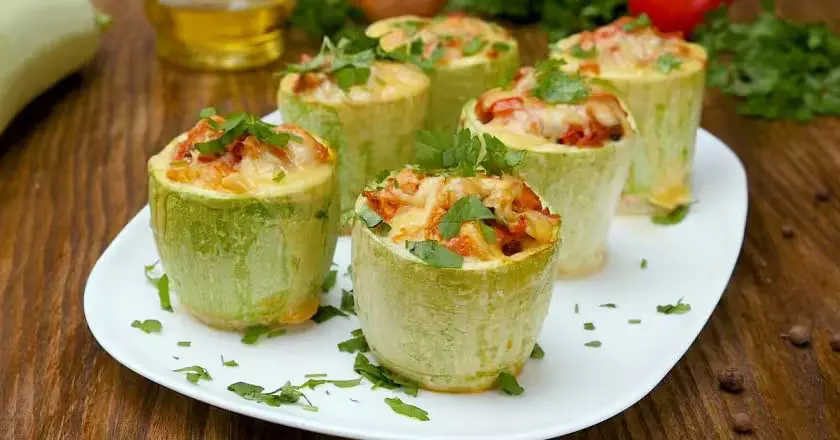 Кабачки з фаршем у духовці