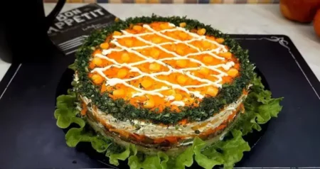 Наполеон з малосольними огірками та шпротами