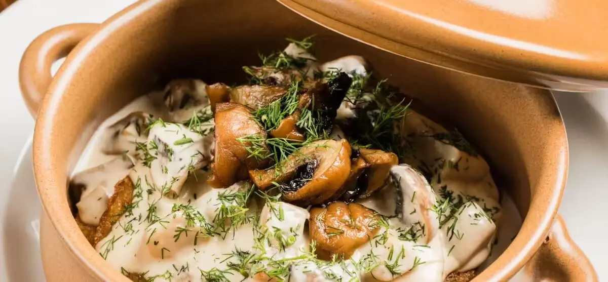 Печінка з грибами в горщику