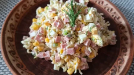Салат з мівіни з ковбасою