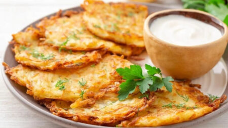 Деруни з картоплею, кабачком і курячим філе