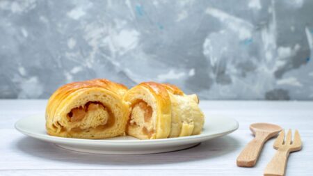 Дріжджовий рулет з яблуками