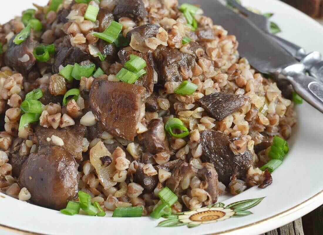 Куряча печінка з грибами і гречкою