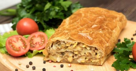 Штрудель з куркою, овочами і грибами