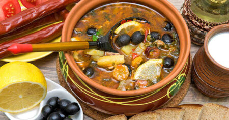 Солянка з грибами та копченостями