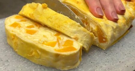 Солодкий сирний рулет з лаваша