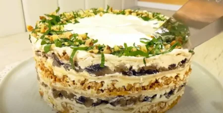 Торт з млинців з куркою та грибами