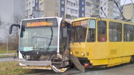 У Львові трамвай протаранив автобус: фото та деталі
