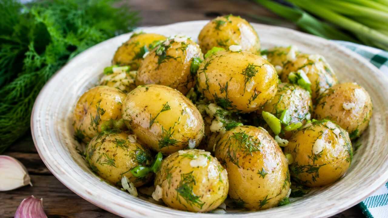 Молода картопля з часником і кропом
